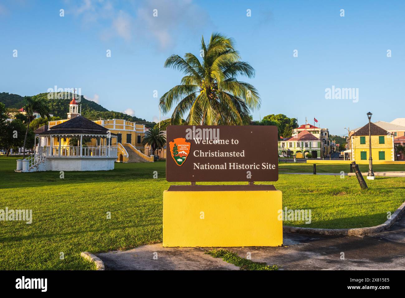 St. Croix, amerikanische Jungferninseln - 10. September 2016: Das Parkschild begrüßt Besucher mit der Nachricht „Welcome to Christiansted National Historic Site“. Stockfoto