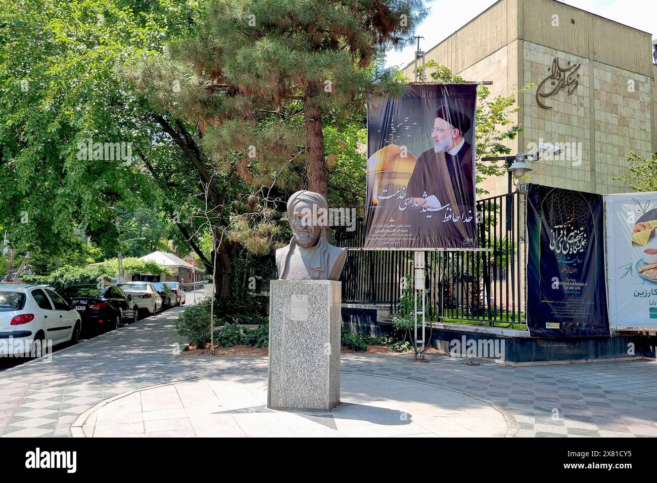 Ebrahim Raisis Todesfahne auf einer Straße in Teheran, Iran. Ein Hubschrauberabsturz im Nordwesten des Iran beendete sein Leben als iranischer Präsident. Stockfoto