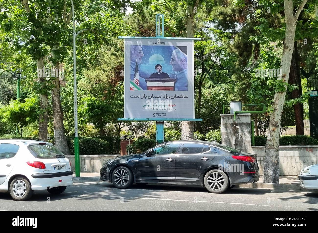 Ebrahim Raisi, Qasem Soleimani und Mohsen Fakhrizadeh alle auf einem Banner, das an einer Straße in Teheran, Iran, gehängt wurde. Raisi starb bei einem Hubschrauberabsturz. Stockfoto