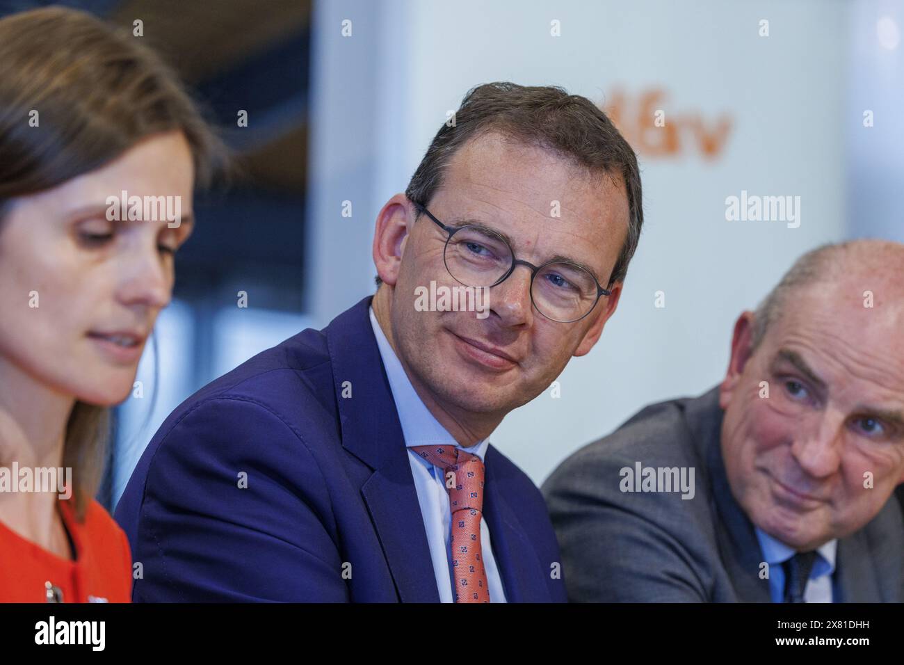 CD&V Liesbet Sommen, CD&V Wouter Beke und CD&V Koen Geens, aufgenommen während eines Pressebriefings der flämischen Partei CD&V, um das Programm und den Ehrgeiz der Europawahlen am Mittwoch, den 22. Mai 2024 im Parteihauptsitz in Brüssel vorzustellen. CD&V wird ihr Programm für die Europawahlen am 9. Juni in Anwesenheit der europäischen Kandidaten und des Präsidenten erläutern. Sie enthalten konkrete Vorschläge zum Inhalt, zu ihrer Vision einer europäischen Zukunft für Flandern und Belgien und zu ihren Lösungen für die Herausforderungen, vor denen die Europäische Union steht, die vom Ukraine-Krieg über die Agrarpolitik bis hin zum Euro reichen Stockfoto