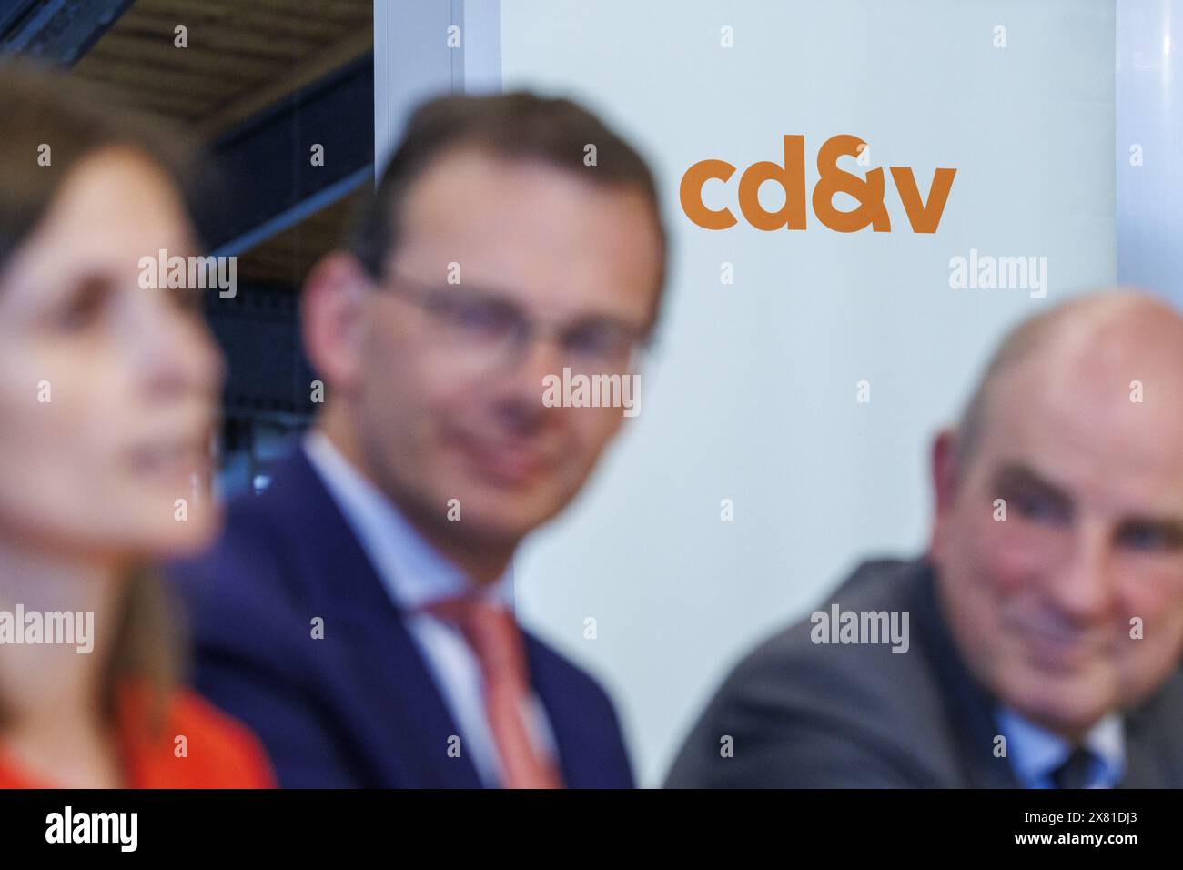 CD&V Liesbet Sommen, CD&V Wouter Beke und CD&V Koen Geens, aufgenommen während eines Pressebriefings der flämischen Partei CD&V, um das Programm und den Ehrgeiz der Europawahlen am Mittwoch, den 22. Mai 2024 im Parteihauptsitz in Brüssel vorzustellen. CD&V wird ihr Programm für die Europawahlen am 9. Juni in Anwesenheit der europäischen Kandidaten und des Präsidenten erläutern. Sie enthalten konkrete Vorschläge zum Inhalt, zu ihrer Vision einer europäischen Zukunft für Flandern und Belgien und zu ihren Lösungen für die Herausforderungen, vor denen die Europäische Union steht, die vom Ukraine-Krieg über die Agrarpolitik bis hin zum Euro reichen Stockfoto