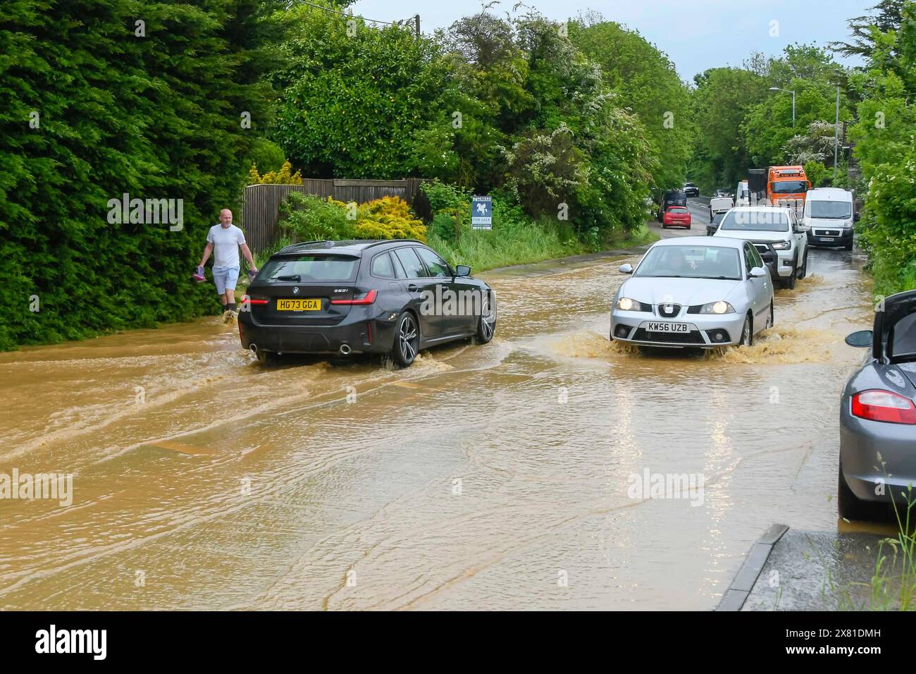 Winterbourne Abbas, Dorset, Großbritannien. Mai 2024. Wetter in Großbritannien. Fahrzeuge fahren langsam durch Sturzfluten auf der A35 bei Winterbourne Abbas in Dorset nach einem starken Regen durch ein Gewitter. Bildnachweis: Graham Hunt/Alamy Live News Stockfoto