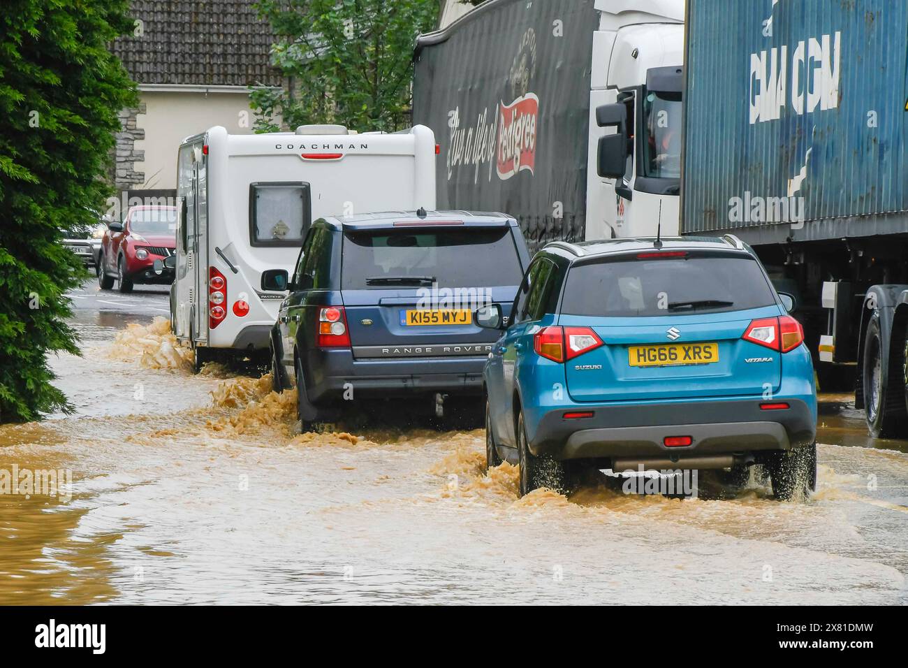 Winterbourne Abbas, Dorset, Großbritannien. Mai 2024. Wetter in Großbritannien. Fahrzeuge fahren langsam durch Sturzfluten auf der A35 bei Winterbourne Abbas in Dorset nach einem starken Regen durch ein Gewitter. Bildnachweis: Graham Hunt/Alamy Live News Stockfoto