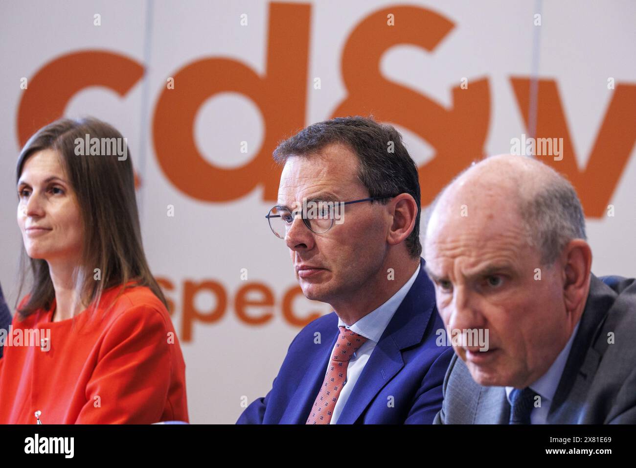 CD&V Liesbet Sommen, CD&V Wouter Beke und CD&V Koen Geens, aufgenommen während eines Pressebriefings der flämischen Partei CD&V, um das Programm und den Ehrgeiz der Europawahlen am Mittwoch, den 22. Mai 2024 im Parteihauptsitz in Brüssel vorzustellen. CD&V wird ihr Programm für die Europawahlen am 9. Juni in Anwesenheit der europäischen Kandidaten und des Präsidenten erläutern. Sie enthalten konkrete Vorschläge zum Inhalt, zu ihrer Vision einer europäischen Zukunft für Flandern und Belgien und zu ihren Lösungen für die Herausforderungen, vor denen die Europäische Union steht, die vom Ukraine-Krieg über die Agrarpolitik bis hin zum Euro reichen Stockfoto