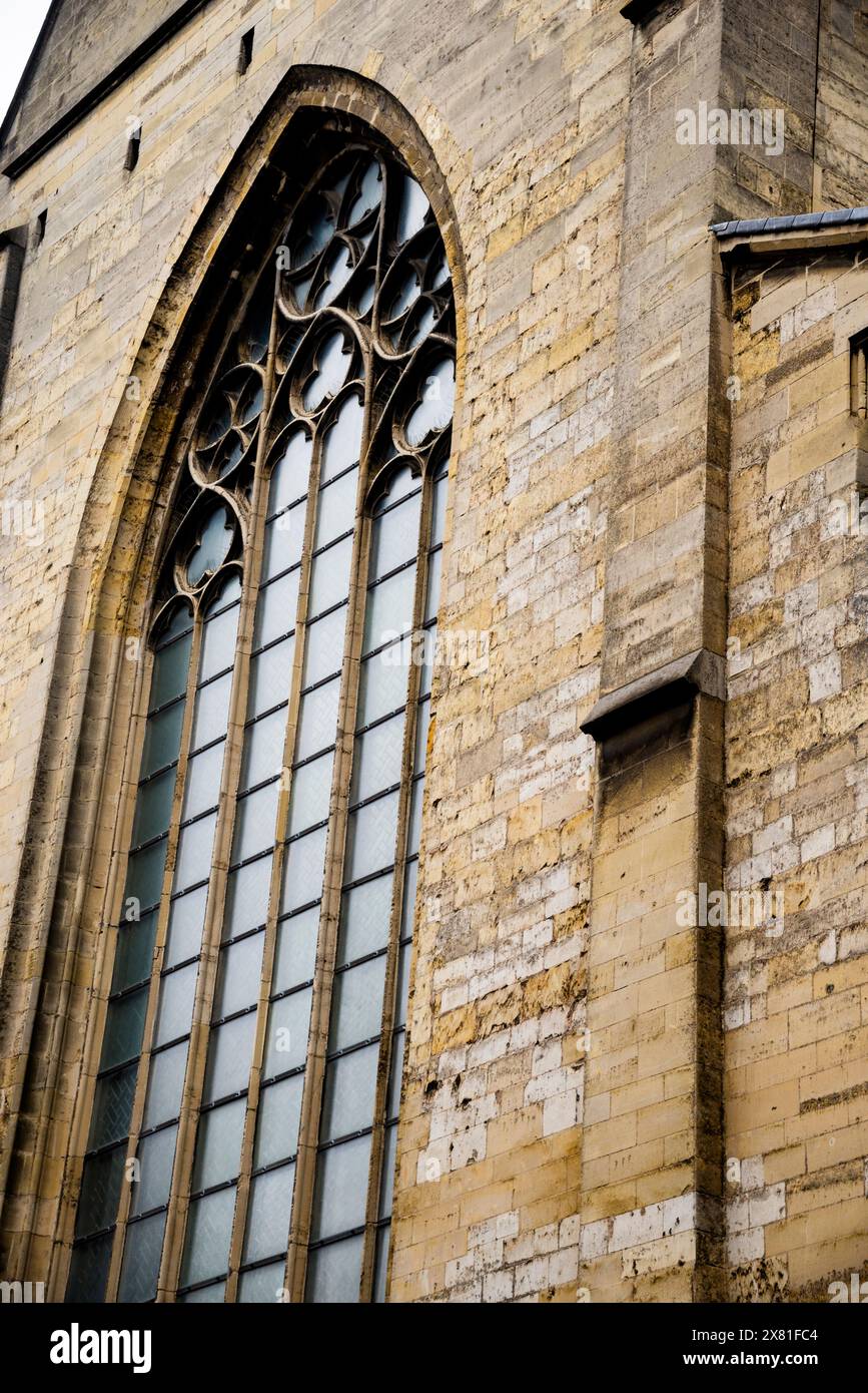 Hoch aufragendes gotisches Spitzbogenfenster und Trazerie der Basilika St. Servatius, Maastricht, Niederlande. Stockfoto