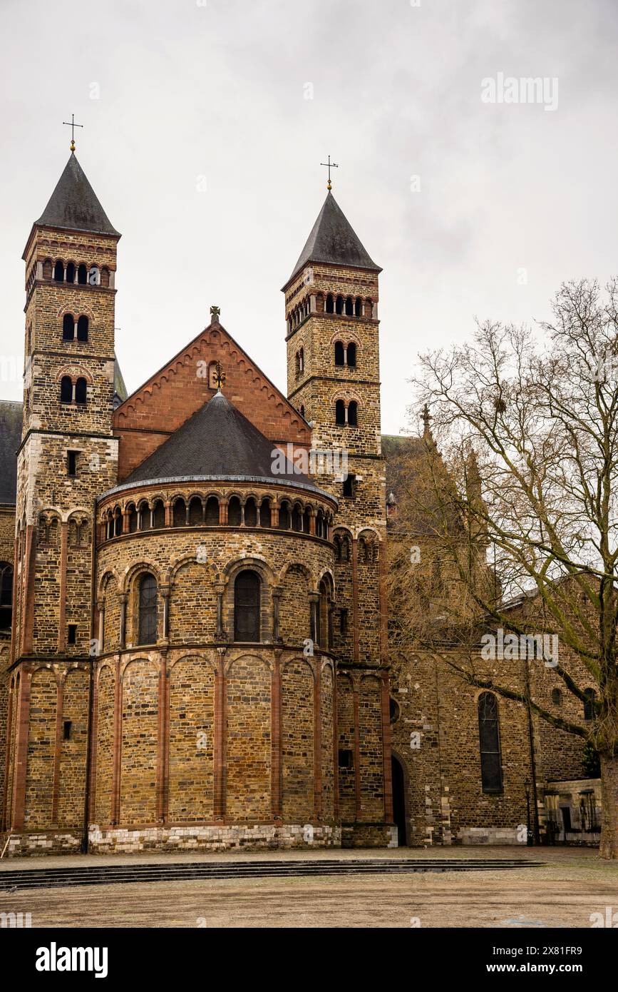 Geschwungene Backsteinapsis und Türme der romanischen St. Servatius Basilika, Maastricht, Niederlande. Stockfoto