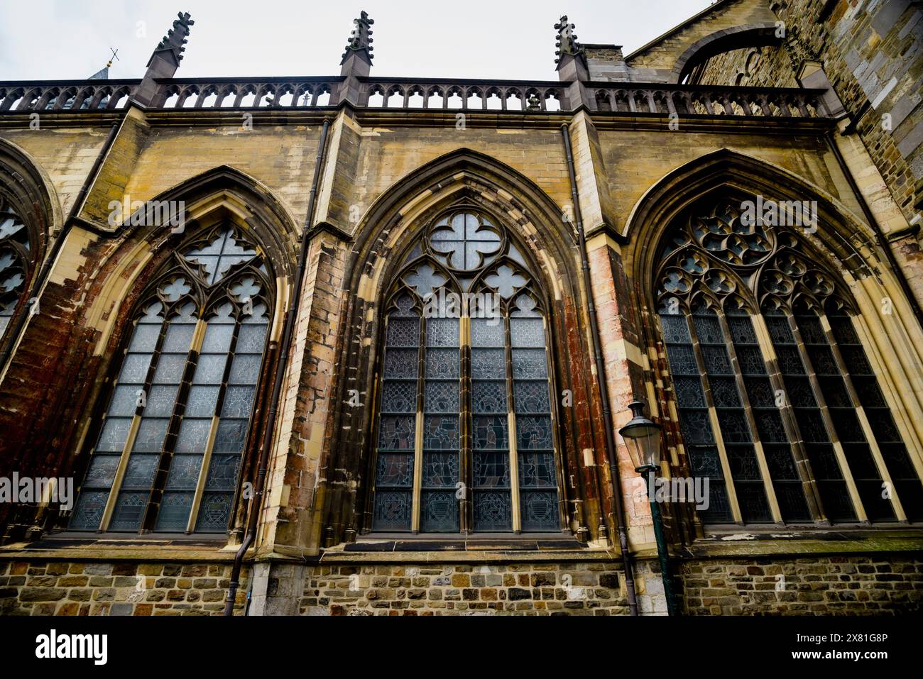 Gotische Fenster und Zinnen mit Häkeln, Basilika Saint Servatius, Maastricht, Niederlande. Stockfoto