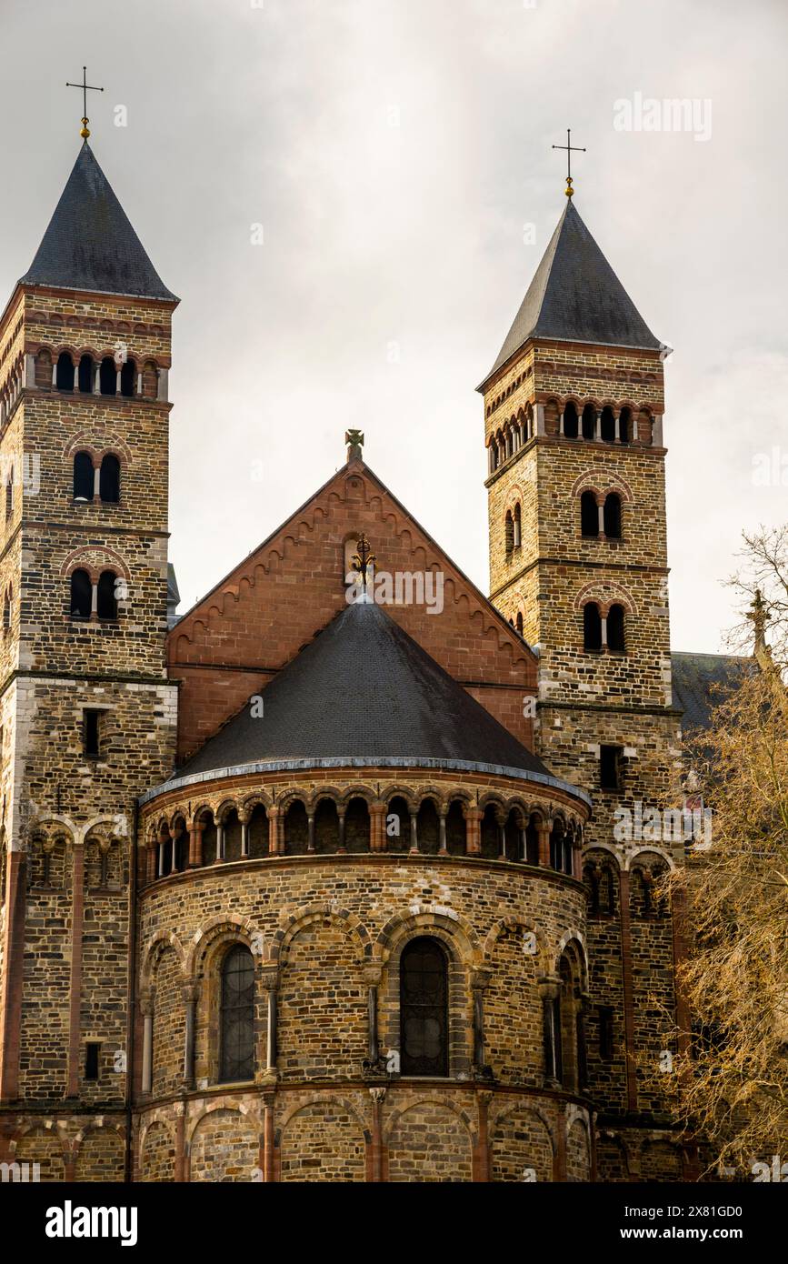 Geschwungene Backsteinapsis und Türme der romanischen St. Servatius Basilika, Maastricht, Niederlande. Stockfoto