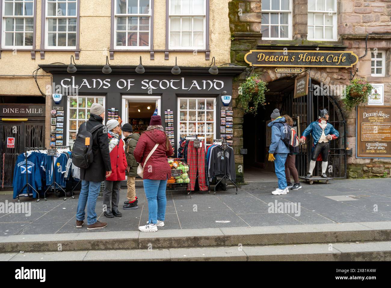 Edinburgh Street Scene - Touristen gehen auf dem Lawnmarket, Royal Mile, Edinburgh, Großbritannien. Stockfoto