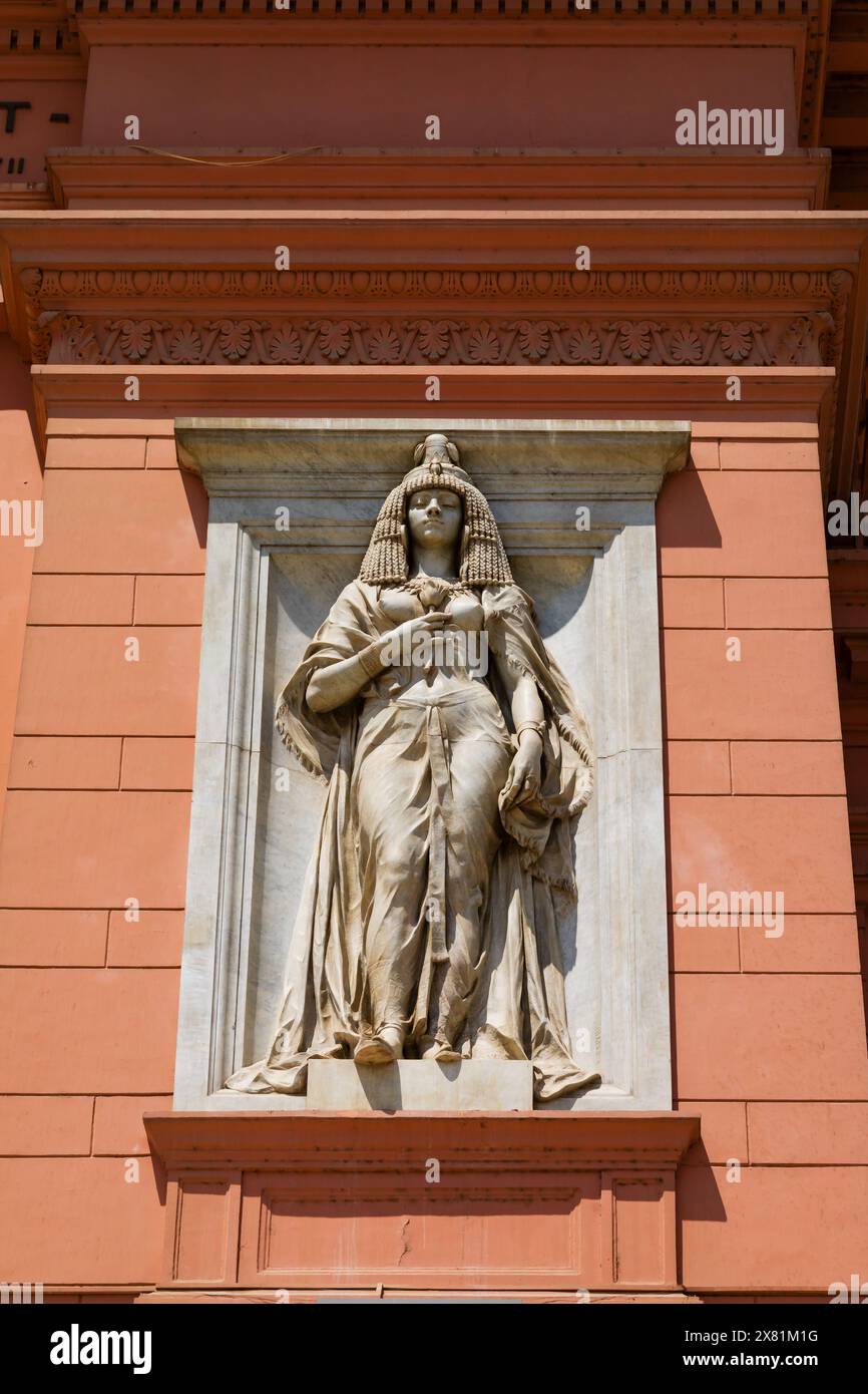 Statue der Königin Kleopatra VII. An der Fassade des Kairoer Antikenmuseums, Kairo, Ägypten Stockfoto