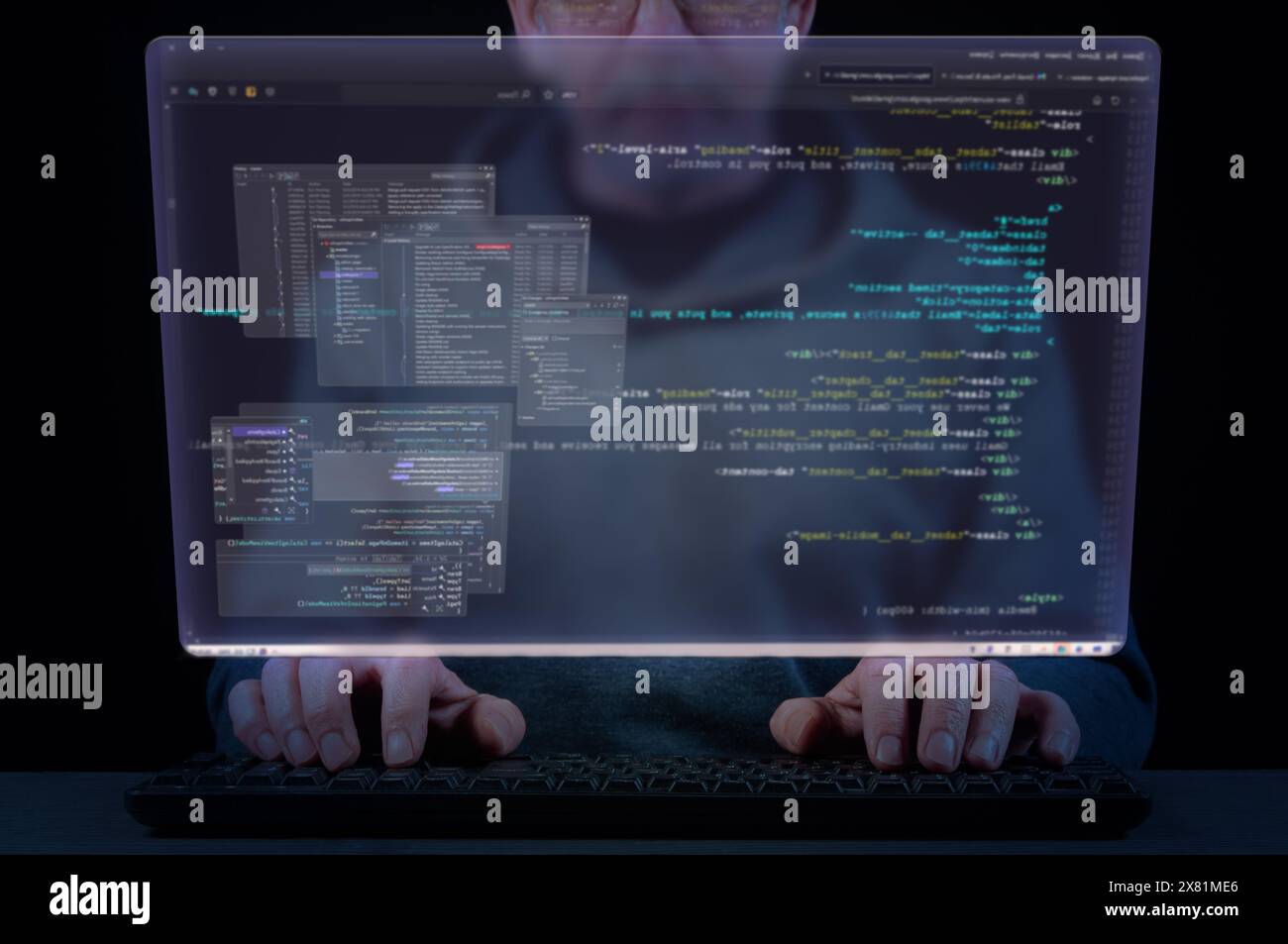 Nahaufnahme der Hände eines Mannes auf einer Tastatur und einem virtuellen Bildschirm mit den Fenstern eines Softwareentwicklungssystems. Konzept der Softwareentwicklung, Codin Stockfoto