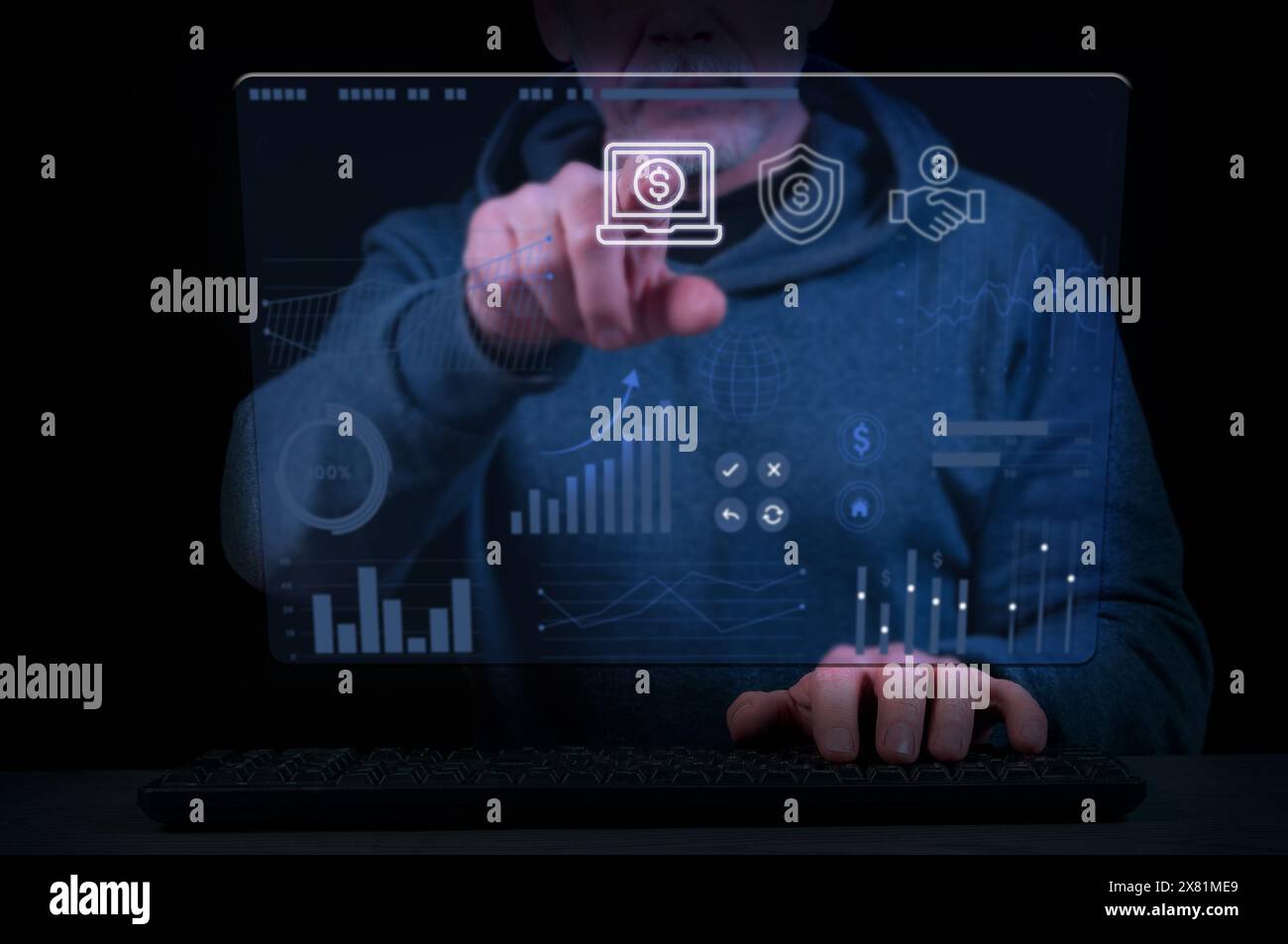 Nahaufnahme der Hände eines Mannes auf einer Laptop-Tastatur und einem virtuellen Bildschirm mit Geschäfts-, Bank- und Finanzdiagrammen. Konzept der Geschäfts- und Finanzwelt Stockfoto