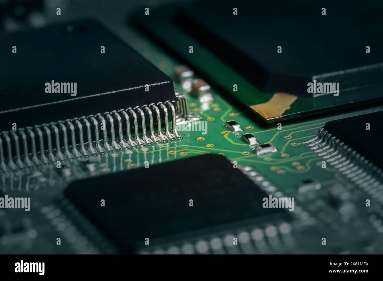 Nahaufnahme der Leiterplatte mit Prozessor, integrierten Schaltungen und vielen anderen auf der Oberfläche montierten passiven elektrischen Komponenten. Stockfoto