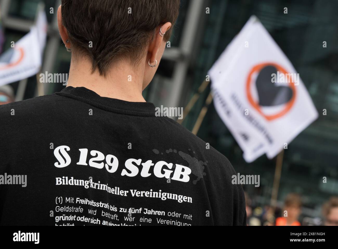 Berlin, Deutschland. Mai 2024. "Paragraf 129 StGB - Bildung krimineller Vereinigungen" steht auf einem T-Shirt bei einer Demonstration anlässlich der Anklage der Staatsanwaltschaft Neuruppin gegen fünf Mitglieder der letzten Generation wegen "Bildung einer kriminellen Vereinigung". Quelle: Sebastian Christoph Gollnow/dpa/Alamy Live News Stockfoto