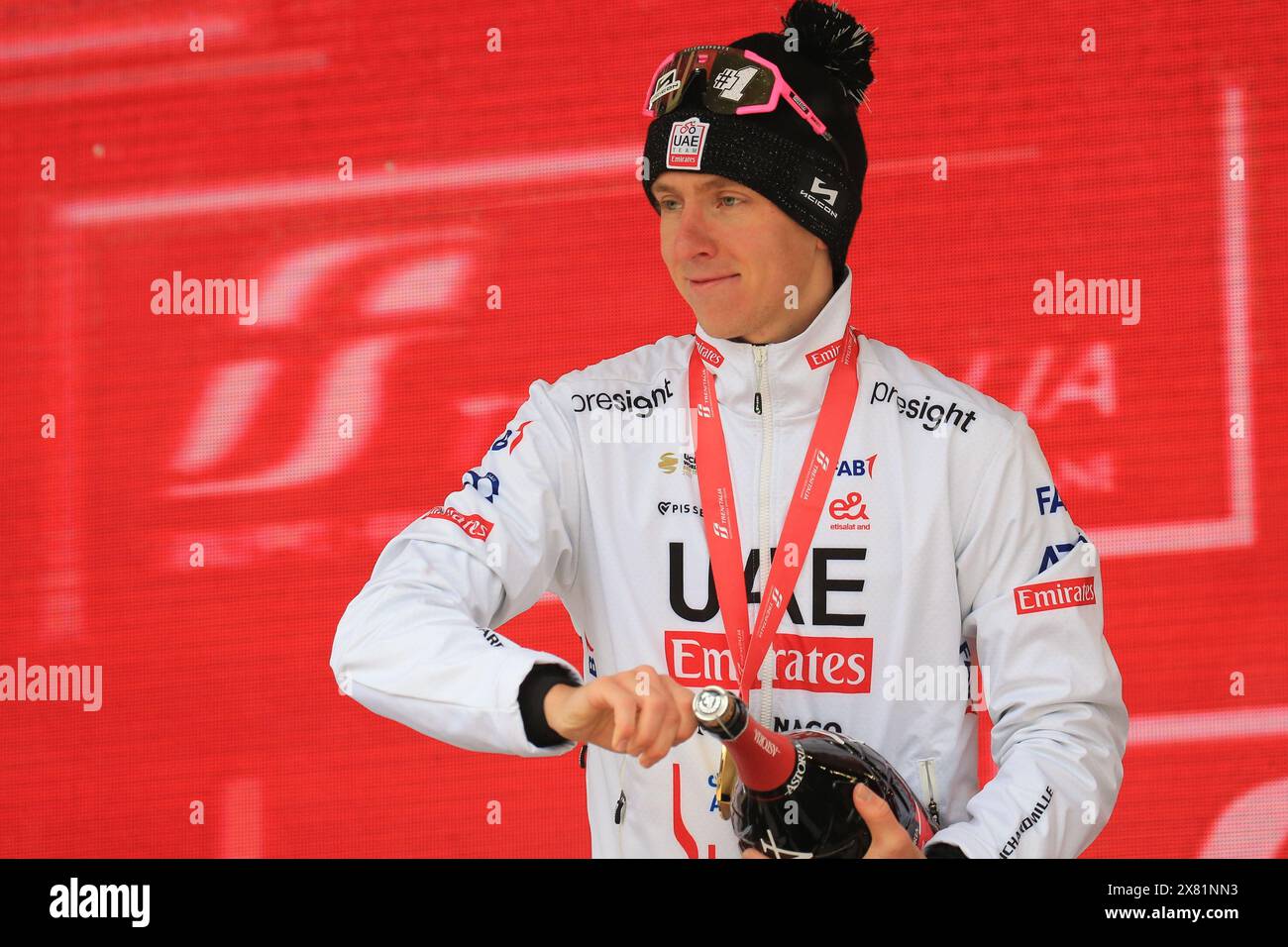 Santa Cristina, Italien. Mai 2024. UCI Tour of Italy Giro d'Italia Road Cycling Race, Stage 16 Livigno nach Santa Cristina; Tadej Pogacar (SLO) UAE Team Emirates feiert seinen Etappensieg auf dem Podium Credit: Action Plus Sports/Alamy Live News Stockfoto