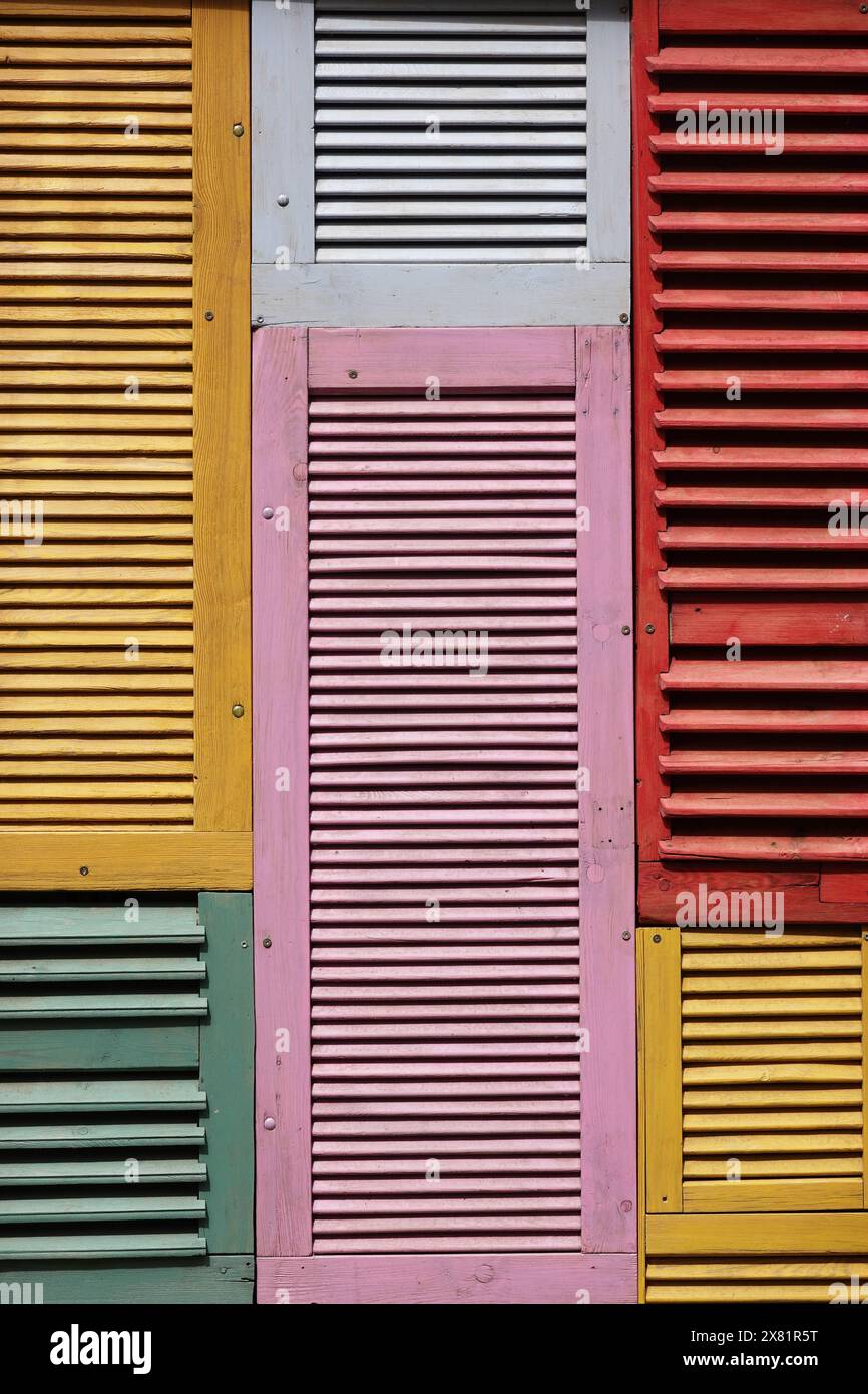 Vertikaler Hintergrund aus vielen Holzläden in hellen Farben gemalt Stockfoto