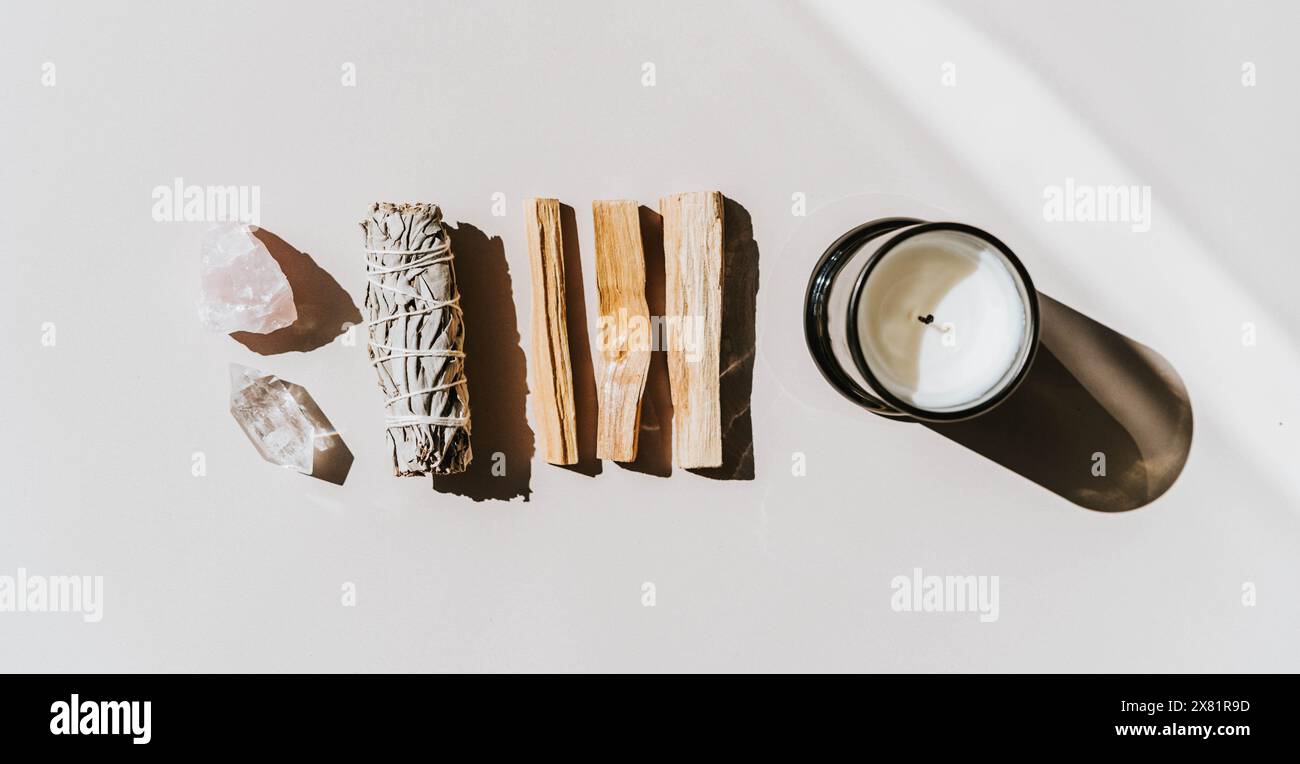 Weißer Salbei und Palo Santo und Amethyst und Quarzkristalle auf einem hellbeigen Hintergrund. Draufsicht. Ein Satz Weihrauch zur Begasung. Stockfoto