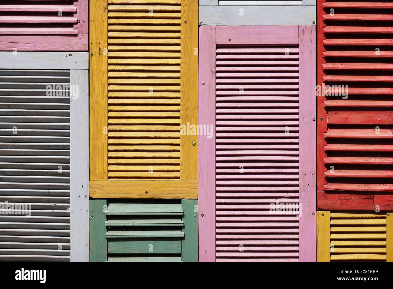 Hintergrund aus mehreren Holzläden in hellen Farben bemalt Stockfoto