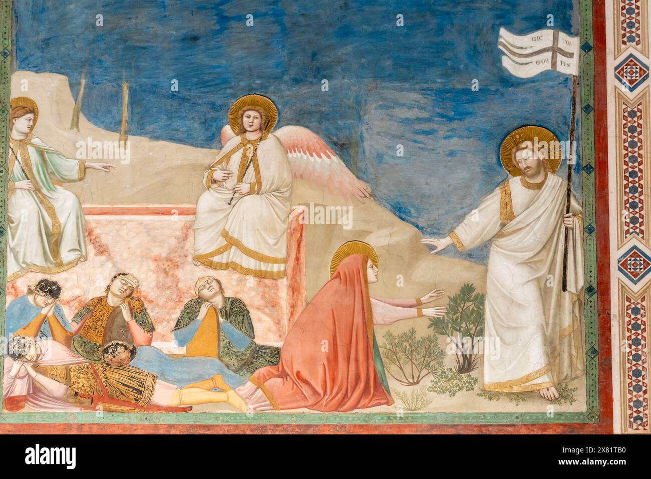 Detail des mittelalterlichen religiösen Freskos, das Engel zeigt, wie Jesus eine weiße Flagge mit einem Kreuz hält, während die Jungfrau Maria für ihn beansprucht Stockfoto