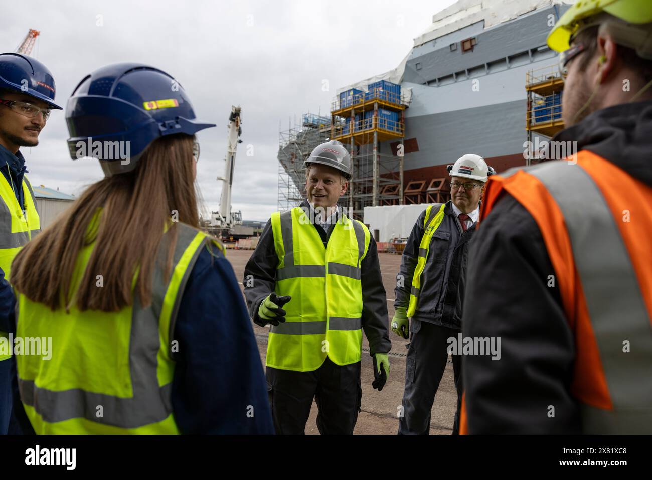 Verteidigungsminister Grant Shapps besuchte BAE Systems in Glasgow, traf Mitarbeiter und Auszubildende und beobachtete die bedeutenden Fortschritte bei der Produktion von Kriegsschiffen. Stockfoto