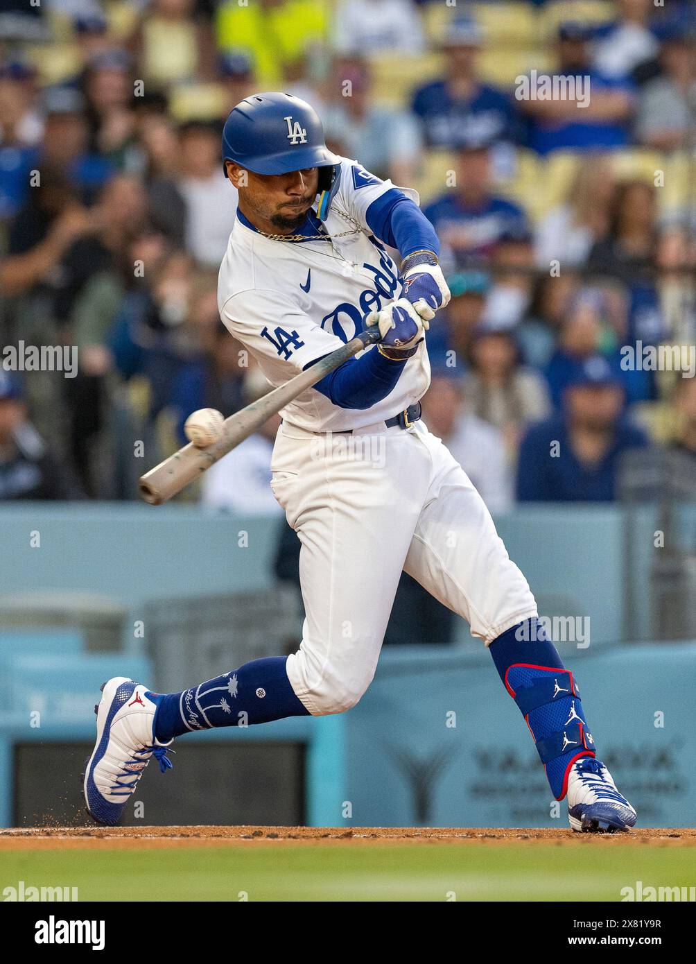 Los Angeles, Kalifornien, USA. Mai 2024. Los Angeles Dodger MOOKIE BETTS stürzt sich 7-3 bei einer Niederlage gegen den Arizona Diamondback am 21. Mai 2024 im Dodger Stadium ab. (Kreditbild: © Mark Edward Harris/ZUMA Press Wire) NUR REDAKTIONELLE VERWENDUNG! Nicht für kommerzielle ZWECKE! Stockfoto