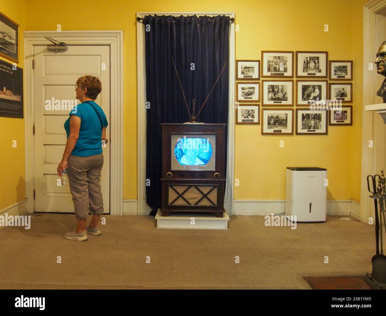 Weibliche Touristin im Harry S. Truman Little Whitehouse in Key West, Florida, USA, 17. April 2024 Stockfoto