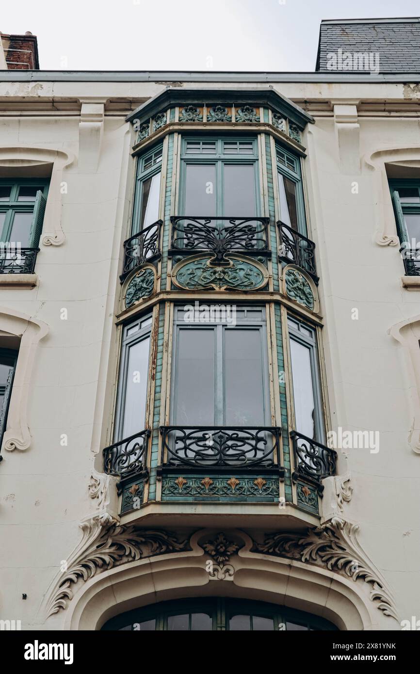 Nahaufnahme der Fassade eines Jugendstilgebäudes in Saint-Etienne Stockfoto