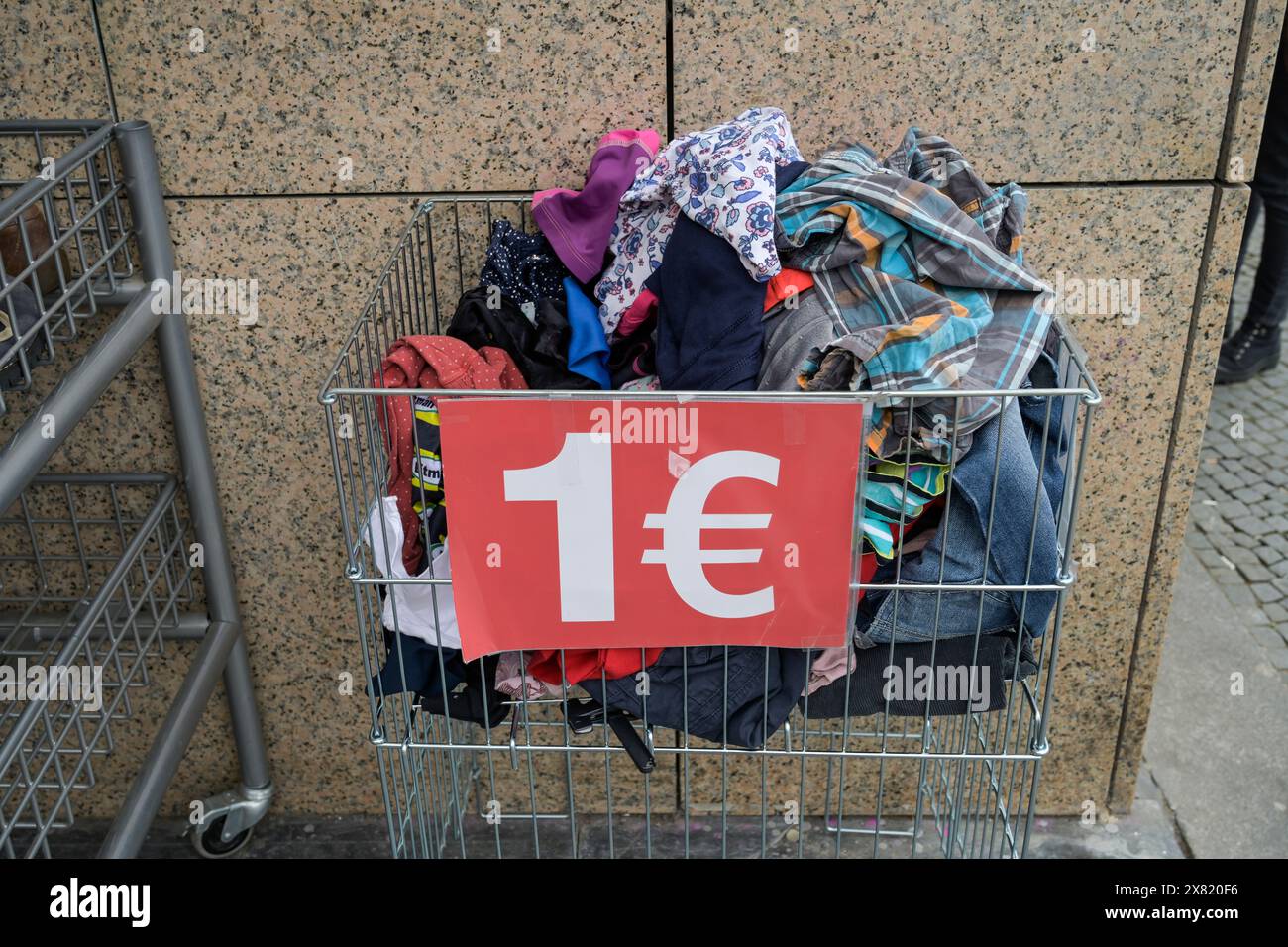 Restposten für 1 Euro, Humana Second Hand Textilien, Turmstraße, Moabit, Mitte, Berlin, Deutschland Stockfoto