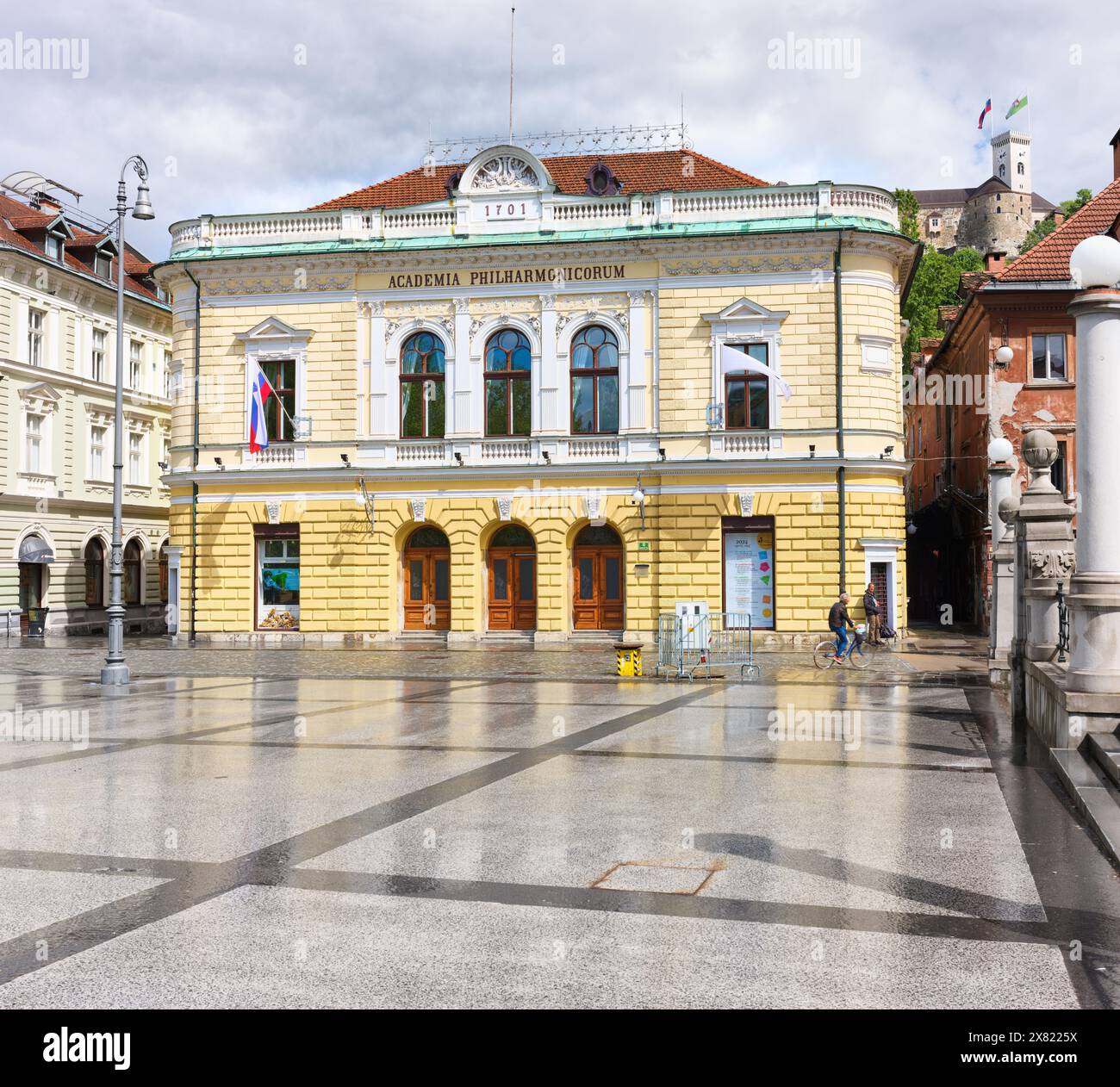 Slowenisches Philarmonic-Gebäude, Kongressplatz, an einem regnerischen Tag, Ljubljana, Slowenien. Stockfoto