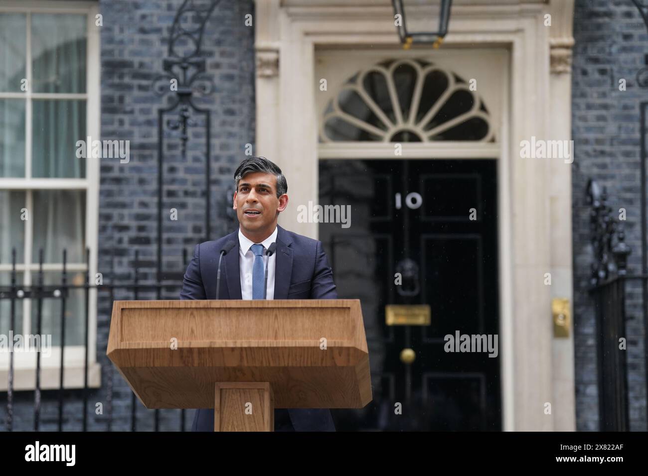 Premierminister Rishi Sunak gibt eine Erklärung vor der Downing Street 10 in London ab, nachdem er eine Parlamentswahl für den 4. Juli einberufen hatte. Bilddatum: Mittwoch, 22. Mai 2024. Stockfoto