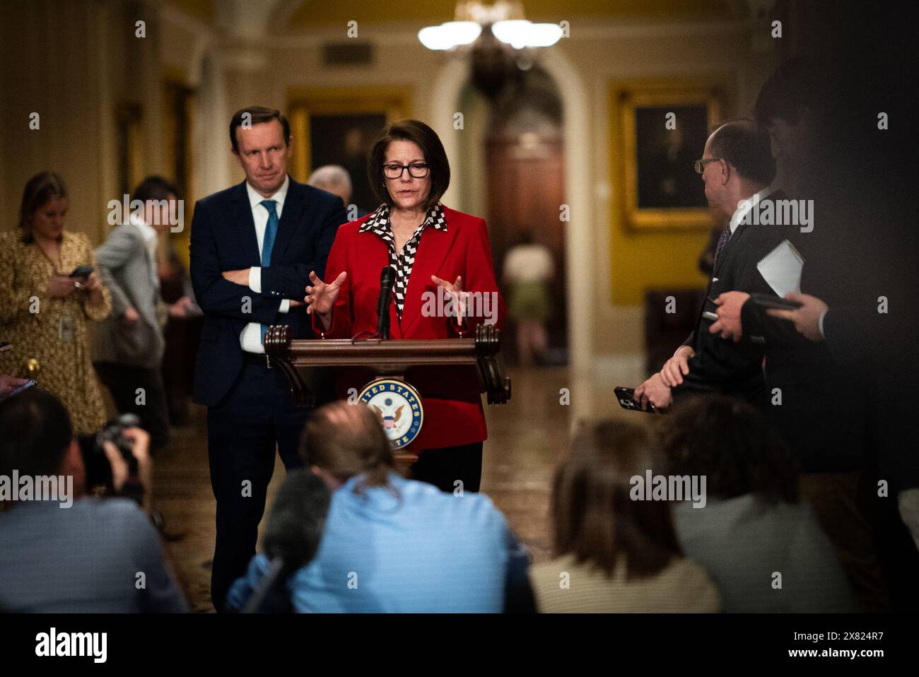 Washington, District of Columbia, USA. Mai 2024. Senatorin CATHERINE CORTEZ MASTO (D-NV) gibt ihr wöchentliches Briefing mit der Führung des Demokratischen Senats im Ohio Clock Corridor vor der Senatskammer, 21. Mai 2024 (Foto: © Douglas Christian/ZUMA Press Wire) NUR REDAKTIONELLE VERWENDUNG! Nicht für kommerzielle ZWECKE! Stockfoto