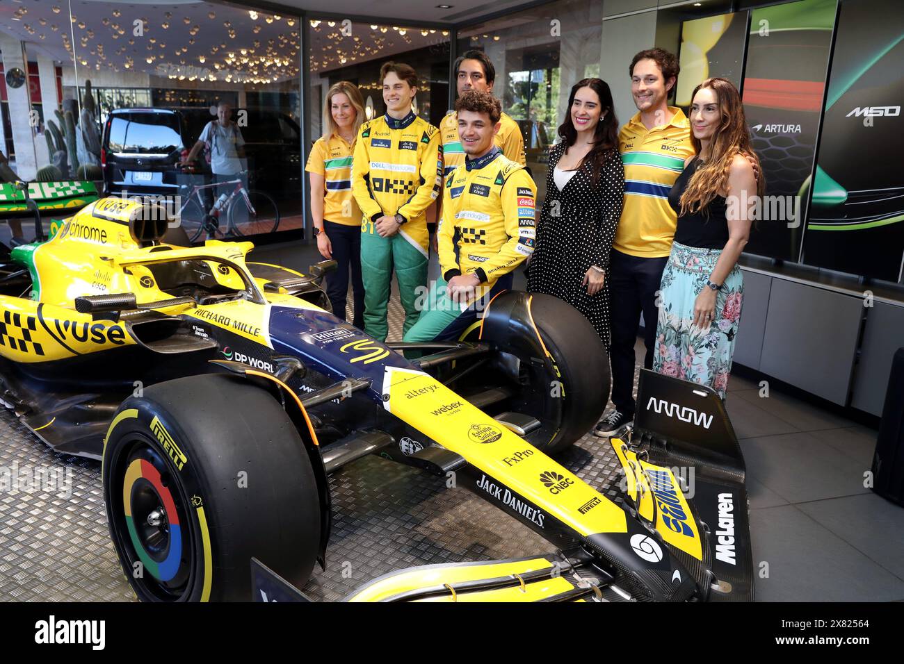 Monaco, Frankreich. Mai 2024. © PHOTOPQR/NICE MATIN/Jean Francois Ottonello ; Monaco ; 22/05/2024 ; Presentation de la McLaren F1 dans sa livree Speciale Ayrton Senna pour le Grand Prix de Monaco aux Couleurs du Bresil - McLaren wird beim Grand Prix von Monaco an diesem Wochenende eine lebhafte, einmalige, von Ayrton Senna inspirierte Lackierung in Gelb, Grün und Blau anbieten. Monaco 22. Mai 2024 Credit: MAXPPP/Alamy Live News Stockfoto