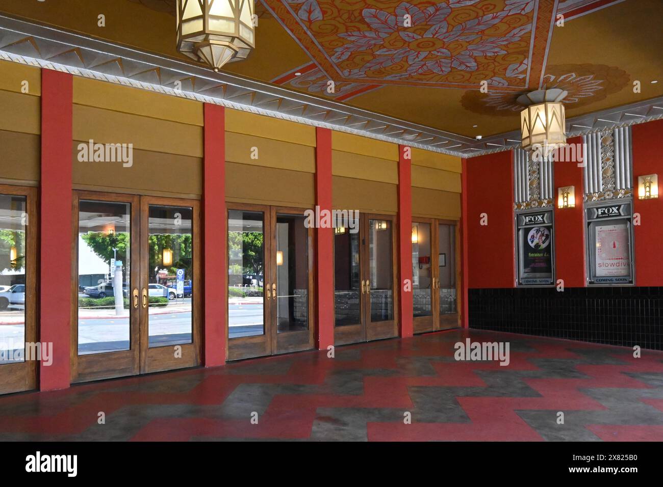 POMONA, KALIFORNIEN - 18. MAI 2024: Eintritt zum Fox Theater, einem vollständig restaurierten Art déco-Kinopalast aus dem Jahr 1931. Stockfoto