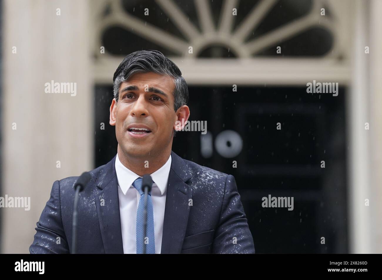 Premierminister Rishi Sunak gibt eine Erklärung vor der Downing Street 10 in London ab, nachdem er eine Parlamentswahl für den 4. Juli einberufen hatte. Bilddatum: Mittwoch, 22. Mai 2024. Stockfoto