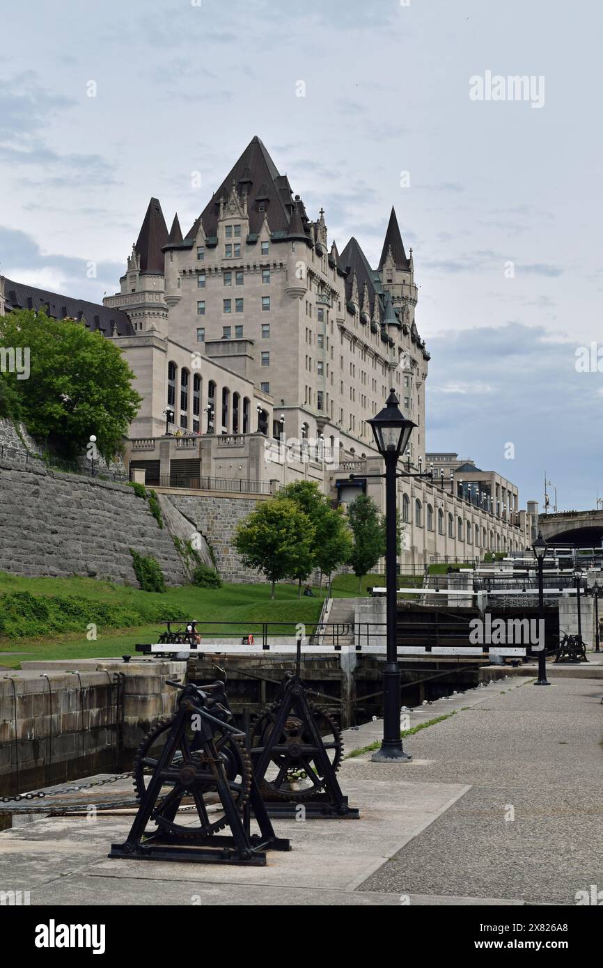 Der Rideau Canal und die Ottawa Locks, die in den Ottawa River bei Ottawa, Ontario, Kanada münden, mit Fairmont Chateau Laurier im Hintergrund Stockfoto