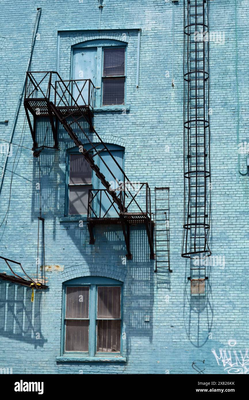 Treppenhäuser und Gebäude aus altblau bemalten Ziegeln, Historic Distillery District, Toronto, Ontario, Kanada Stockfoto