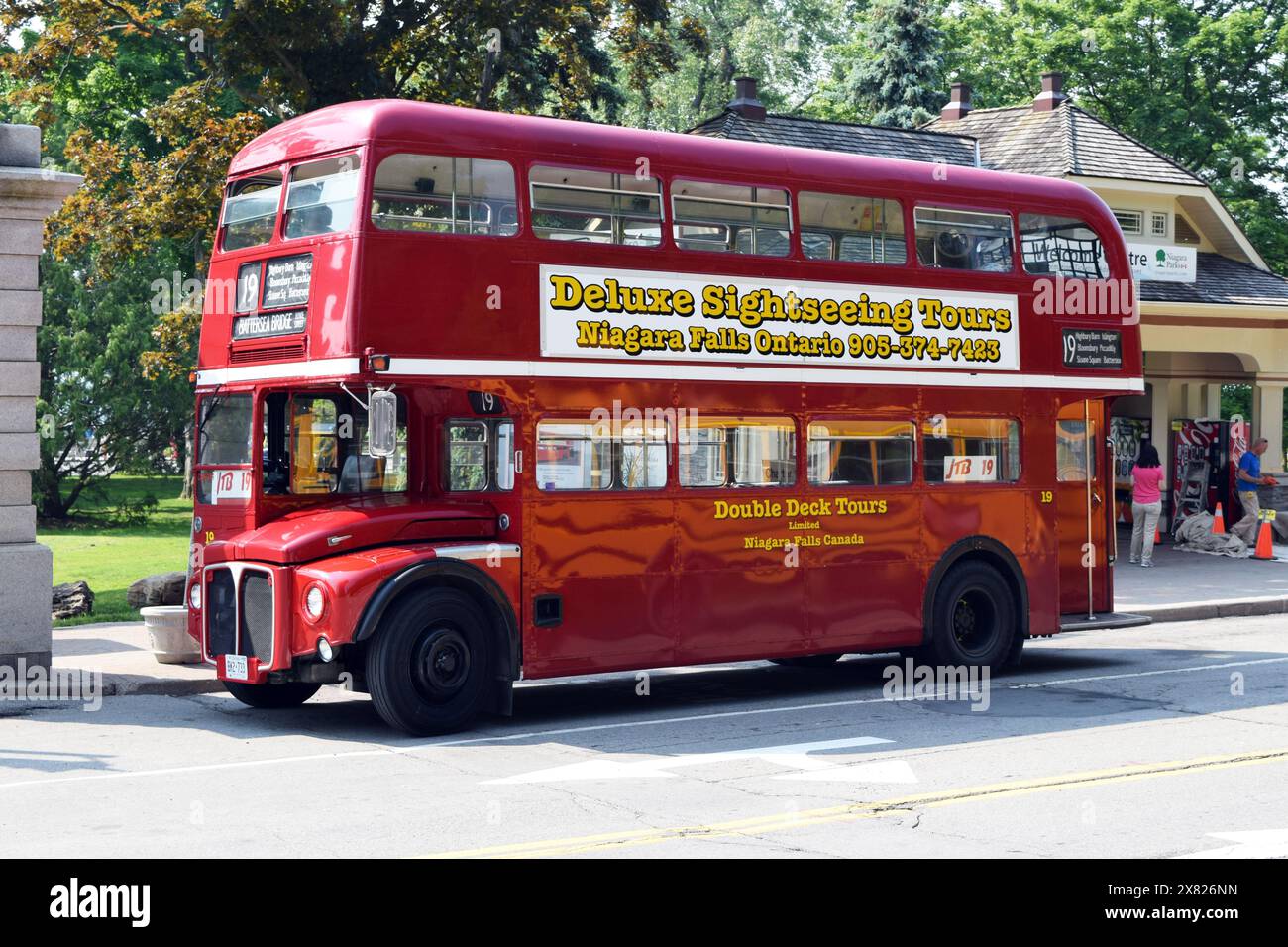 Old London Red Doppeldeckerbus an den Niagarafällen, Ontario, Kanada Stockfoto