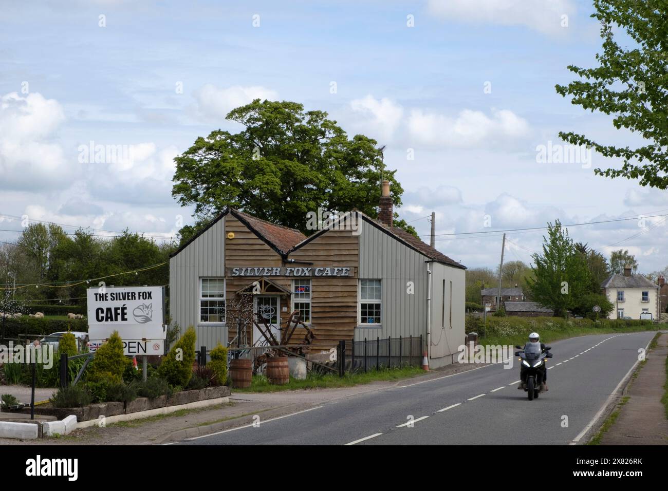 Das Silver Fox Cafe auf der A48 in Newnham Gloucestershire UK. GB Roadside Cafe Popluar mit Bikern, Ufer des Flusses Severn Stockfoto