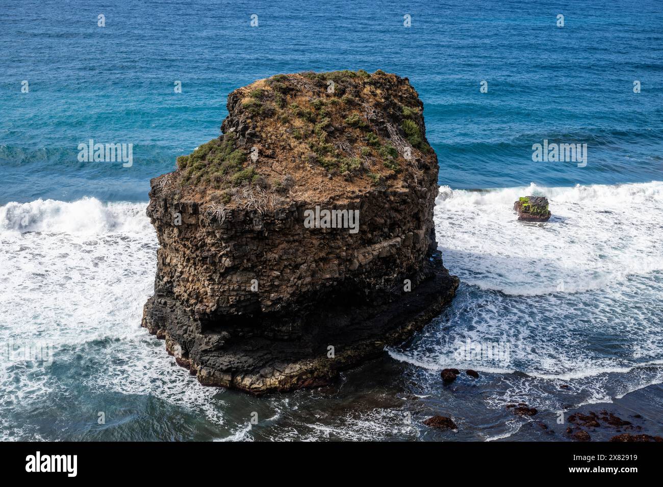 Roque Grande Meerestapel, ein ausgezeichnetes Beispiel für Küstenerosion durch Wellenbewegung vom Wanderweg Rambla de Castro in der Nähe von Puerto de la Cruz, Teneriffa Stockfoto