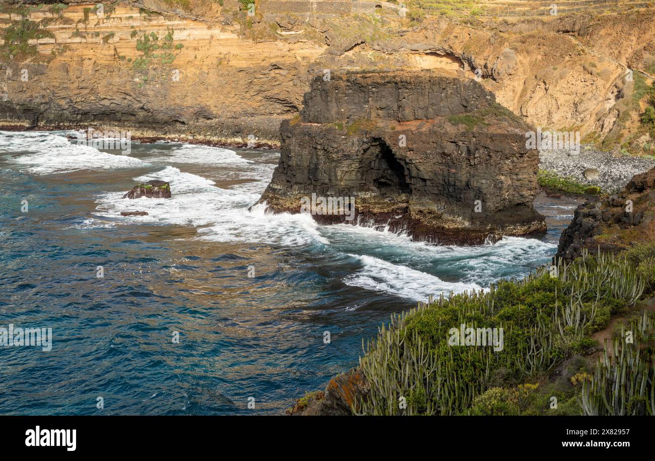 Roque Chico Meeresbogen, ein ausgezeichnetes Beispiel für Küstenerosion durch Wellenbewegung vom Rambla de Castro Wanderweg in der Nähe von Puerto de la Cruz, Teneriffa Stockfoto