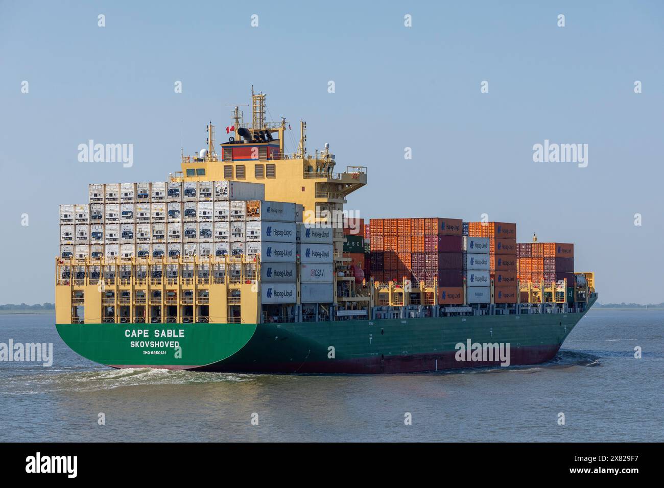 Containerschiff in der Nähe von Cuxhaven, Elbe, Niedersachsen, Deutschland Stockfoto