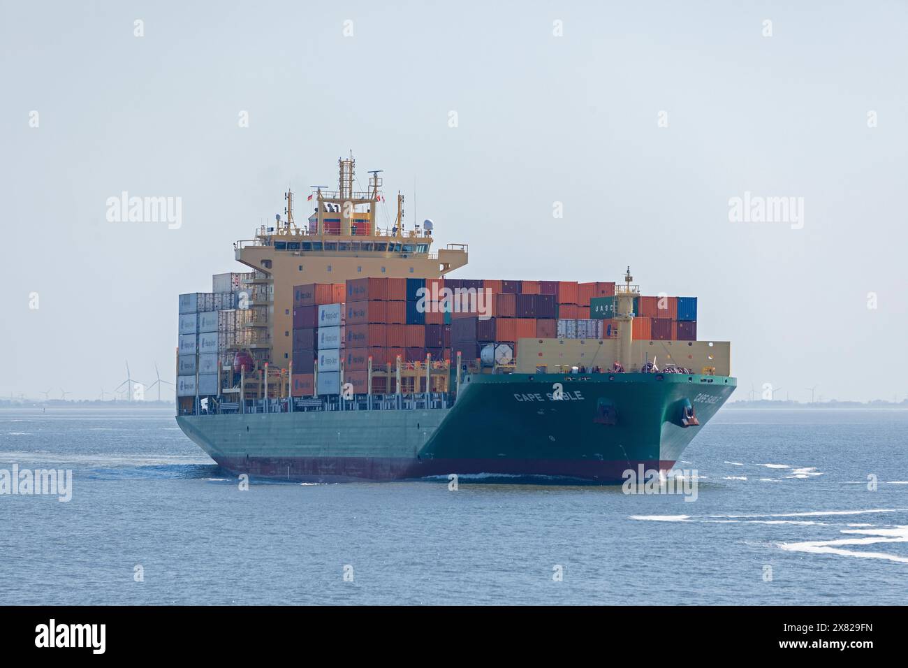 Containerschiff in der Nähe von Cuxhaven, Elbe, Niedersachsen, Deutschland Stockfoto
