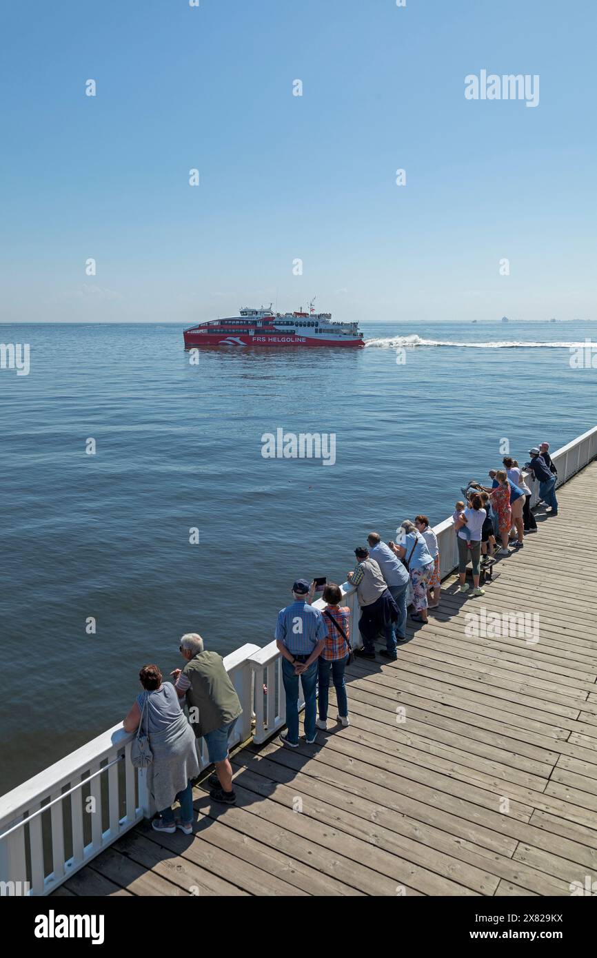 Menschen, Blick auf Balkon Alte Liebe, Katamaran Halunder-Jet nach Helgoland, Nordsee, Cuxhaven, Niedersachsen, Deutschland Stockfoto