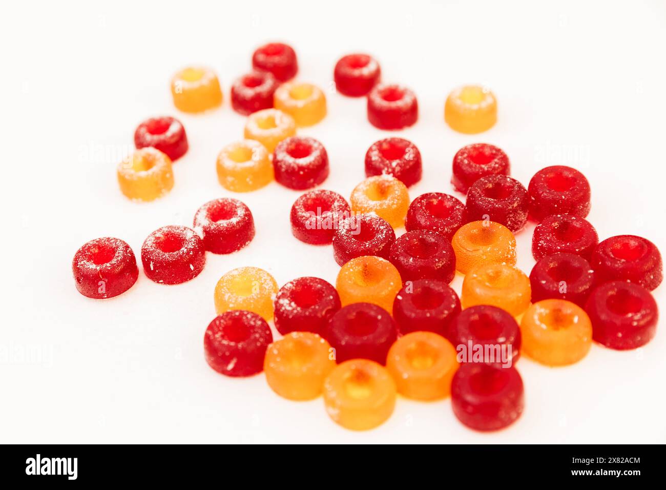 Süße, leckere Marmelade auf weißem Hintergrund. Stockfoto