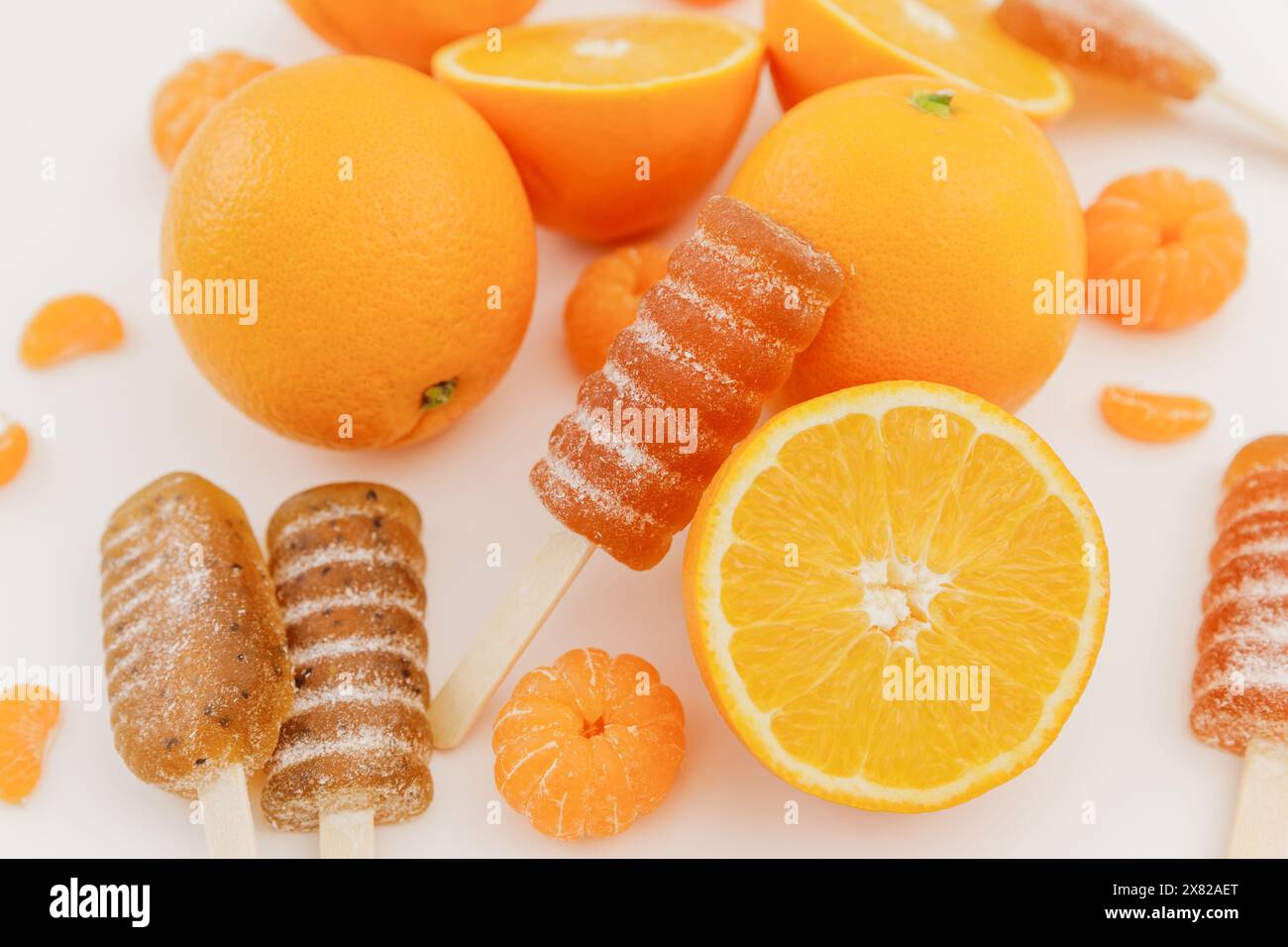 Hausgemachte Marmelade mit süßen Zitrusfrüchten. Flache Lage, Draufsicht Stockfoto