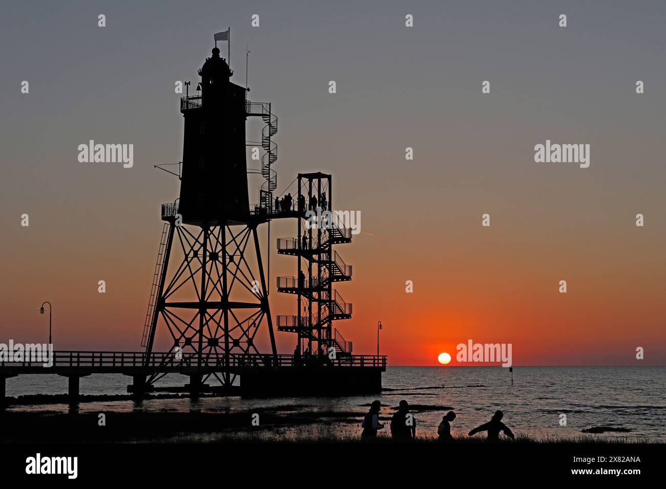 Sonnenuntergang, Leuchtturm von Obereversand, Silhouetten, Menschen, Nordsee, Dorum-Neufeld, Wurster Land, Niedersachsen, Deutschland Stockfoto