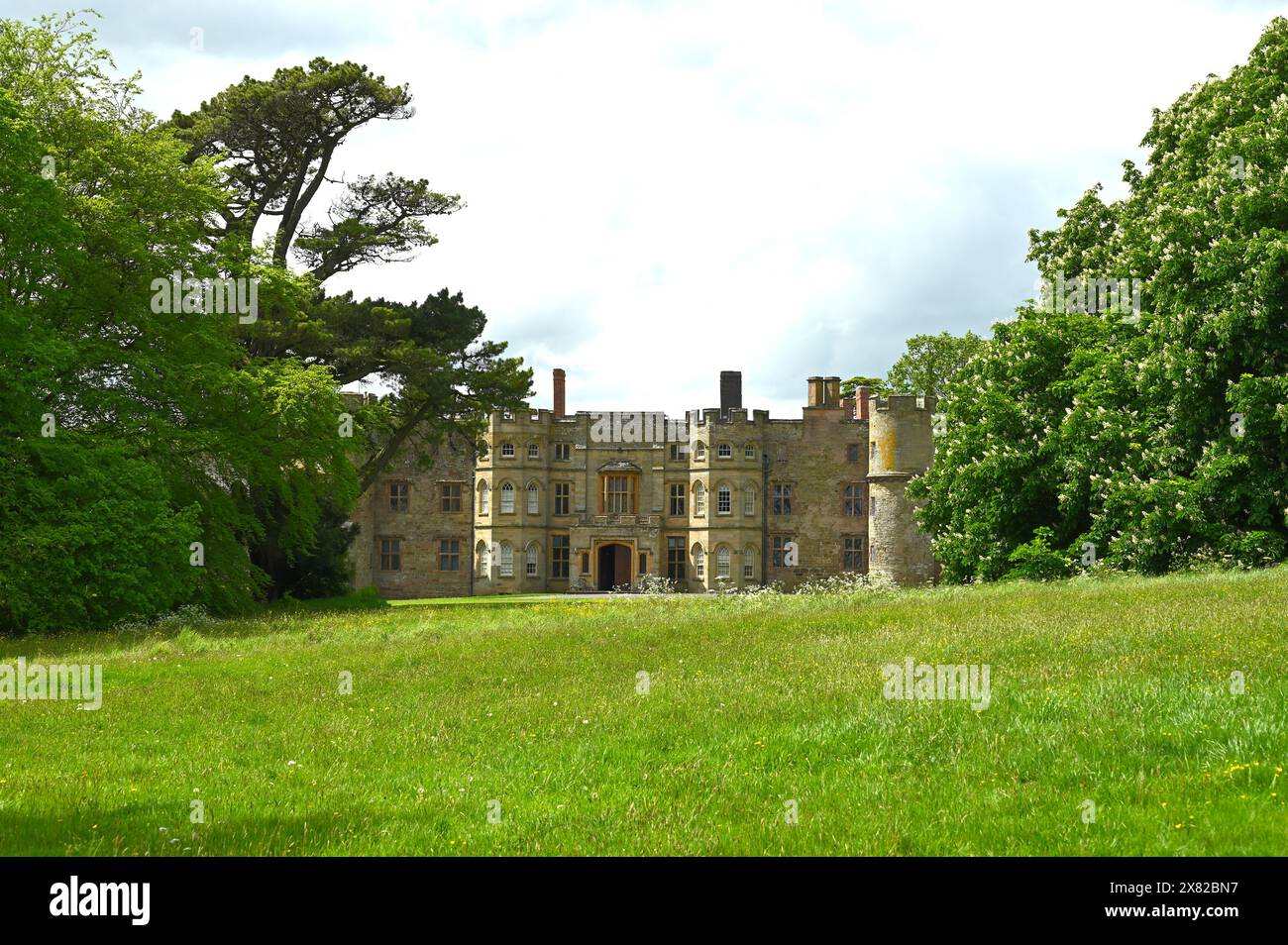 Vordere Erhebung des National Trust Hotels Croft Castle, Mai Stockfoto