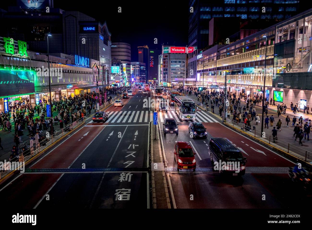 Eingänge zum Bahnhof und Busbahnhof Shinjuku, dem Herzen von Tokio Japan Stockfoto
