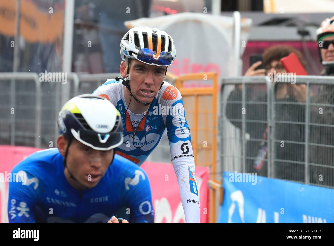 Pieve Di Tesino, Italien. Mai 2024. © Pierre Teyssot/MAXPPP; Giro d'Italia 2024 UCI Radrennen - Stufe 16. Pieve di Tesino, Italien am 22. Mai 2024. Etappe 17. Von Wolkenstein in Gröden bis Passo Brocon. Tadej Pogacar (SLO) das Team Emirates der Vereinigten Arabischen Emirate ist mit dem rosa Trikot weiterhin führend. Georg Steinhauser (EF Education) aus Deutschland gewinnt die Bühne. Rechts, Romain Bardet (FRA) Team DSM © Pierre Teyssot/Maxppp Credit: MAXPPP/Alamy Live News Stockfoto