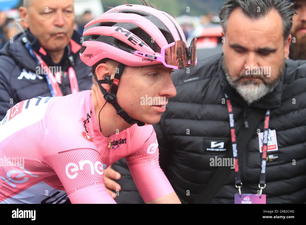 Pieve Di Tesino, Italien. Mai 2024. © Pierre Teyssot/MAXPPP; Giro d'Italia 2024 UCI Radrennen - Stufe 16. Pieve di Tesino, Italien am 22. Mai 2024. Etappe 17. Von Wolkenstein in Gröden bis Passo Brocon. Tadej Pogacar (SLO) das Team Emirates der Vereinigten Arabischen Emirate ist mit dem rosa Trikot weiterhin führend. Georg Steinhauser (EF Education) aus Deutschland gewinnt die Bühne. Tadej Pogacar (SLO) VAE Team Emirates © Pierre Teyssot/Maxppp Credit: MAXPPP/Alamy Live News Stockfoto